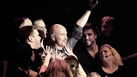 MÄKTIGT. Omgiven av medlemmarna i Night Of Queen Choir levererar Johan Boding här ännu en Queen-klassiker.