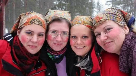 GLAD PÅSK. Hemtjänstens personal i Gammelstad och på Tuna bjöd kunderna på goda minnen och glada skratt då de på skärtorsdagen klädde ut sig till påskkäringar och bjöd på godis. Anneli Hallman, Marie-Louise Andersson, Linda Stålnacke och Annelie Nilsson.FOTO: Ingela Rasimus