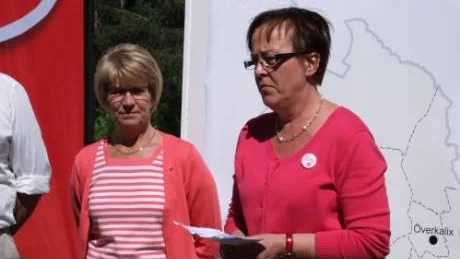 SAMMANBITET OCH SURMULET. Trots vackert väder ville den rätta stämningen inte riktigt infinna sig när Kristina Zakrisson och Karin Åström med flera av länets ledande socialdemokrater höll sin traditionella sommarträff.