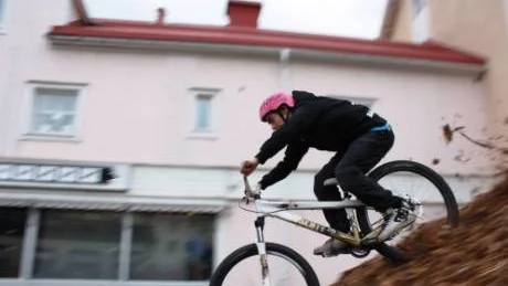 Full fart. Dennis Kangasmaa, 17 år, från Kalix extremsport, landar i hög fart i barkhögen efter en perfekt luftfärd. Foto: Anette McMurry