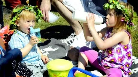Axel och Alva Engström trivdes i solskenet under midsommarfirandet på Hägnan.