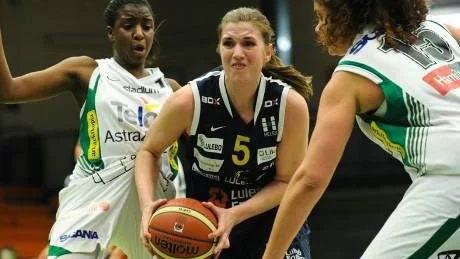 TVÄRSTOPP. Luleå och Elin Söderström är utslagna. En bidragande orsak var spelaren till höger på bilden, Amanda Zahui i Telje.
