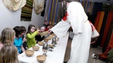 DELADE BRÖDET. Spännande scener som när Jesus tvättade lärjungen Petrus fötter fascinerade barnen och de fick också smakade på det bröd som Jesus delade med sig av i samband med den sista måltiden.