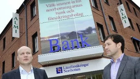 SKA SYNAS. Alla Luleåbor ska efter flytten veta var Länsförsäkringar finns. Det hoppas i alla fall Anders Långström och Kjell Lindfors. Om inte annat lär den diskreta skylten i bakgrunden hjälpa till.