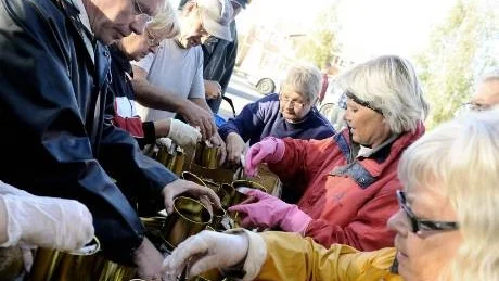 15 FISKAR. Glenn Öström, Anita Nordström, Börje Dahlberg, Monica Öström, Ulla Jansson och Margot Thurfjell fyllde burkarna med fisk. 15 stycken ska det vara i varje burk.