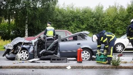 STILLASTÅENDE LASTBIL. Mannen som körde den gråfärgade Forden körde rakt in i en stillastående lastbil vid trafikljusen i korsningen Haparandavägen/Banvägen. Kollisionen blev så kraftig att den ledde till en seriekrock bland fyra, också stillastående, bilar vid trafikljuset.