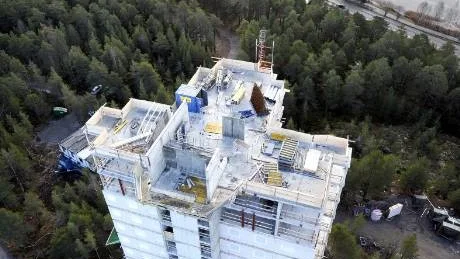 HÖGHUS FRÅN OVAN. Så här ter sig det 14 våningar höga huset snett från ovan. Bilden är tagen från byggkranen.