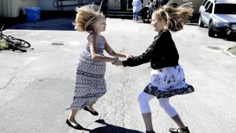 DANSAR IN LOVET. Cajsa Lindgren och Hanna Svanberg tog sig en svängom till sommarlovets ära.