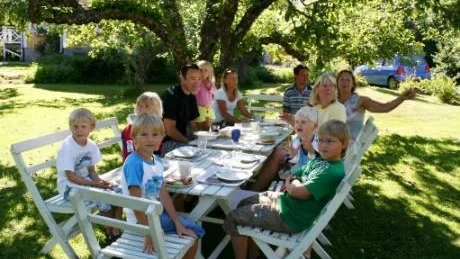 NJUTBART. Ekologisk frukost under äppelträden vid Tåtorps vandrarhem.
