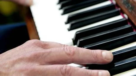PIANOFINGRAR. Det är åtskilliga timmar som Thomas Bergeskans fingrar klinkat på något piano.