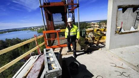 ÖPPEN VY. Platchefen Ola Uddelind på väg in i bygghissen, snabbaste vägen mellan våningarna.
