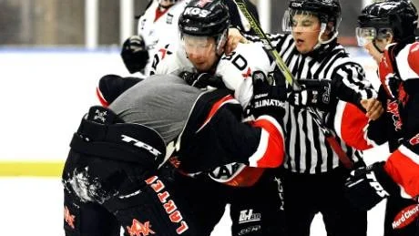 PÅ KRIGSSTIGEN. Norrbottensklubbarna gillar inte serielottningen i division I-hockeyn med långa resor till bortamatcher mitt i veckorna.