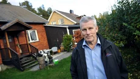 KRITISK. Roland M Drugge reagerar kraftigt när han för höra om den tredubblade avgiften för småhusägarna i Sunderbyn. "Det är helt fruktansvärt. Luleå kommun utnyttjar systemet på ett otillbörligt sätt".