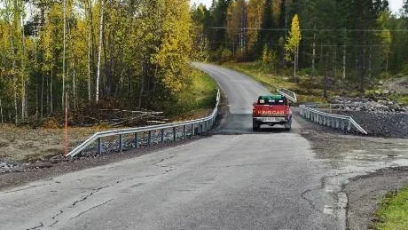 TRÅNGT. Det finns inte mycket utrymme för att mötas. Norrgående körfält är bara 1,5 meter brett.