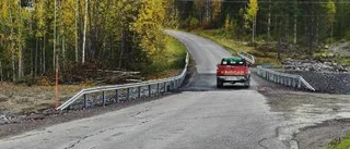 Den smala vägen bär över Ljusån