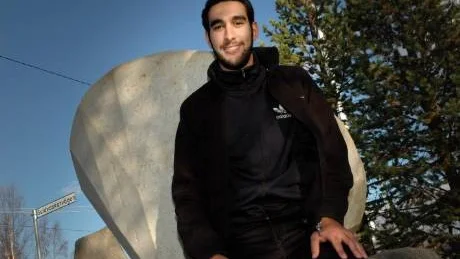 SAMMANHÅLLNING. Nahir Yevno från Göteborg gillar att plugga i Lannavaara. "En bra sammanhållning är ett måste. Alla känner alla," säger han. Foto: Åsa Poromaa