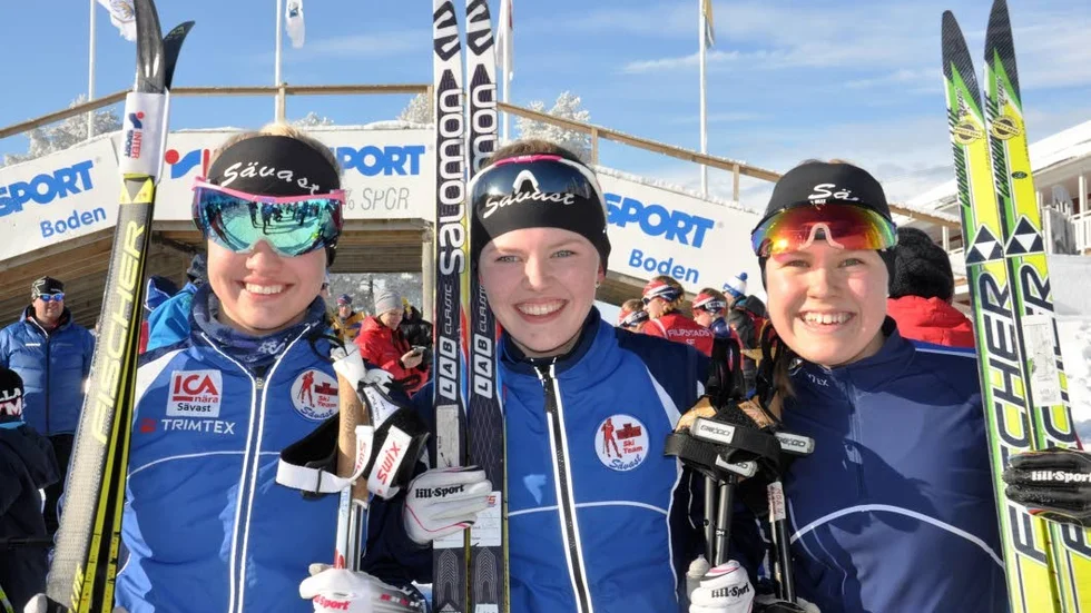 Skrällsilvret. Sävast Ski Team , lag 2 , tog en överraskande silvermedalj i USM-stafetten i Pagla. Här är åkarna från vänster: Carolina Westin, Emilia Riekkola och Moa Nilsson som också var tvåa på sista sträckan.