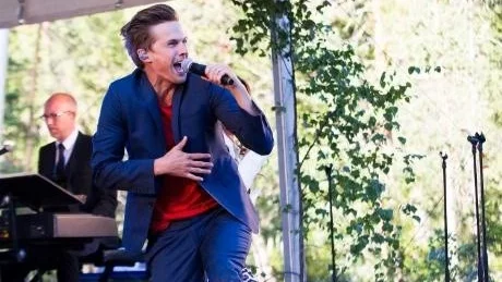 Småflickornas tjut var öronbedövande när David Lindgren klev ut på scen.