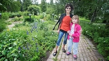 PARKPROMENAD. Märit Öhman strosar runt i Hermelinsparkens sortimentträdgård tillsammans med barnbarnet Hannah Öhman. Märit tycker parken är dåligt skött i sommar.