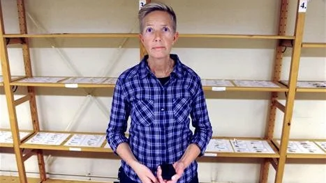 Anette Krig visar upp polisens guldrum. Här finns omkring 300 föremål som misstänks komma från inbrottsvågen.