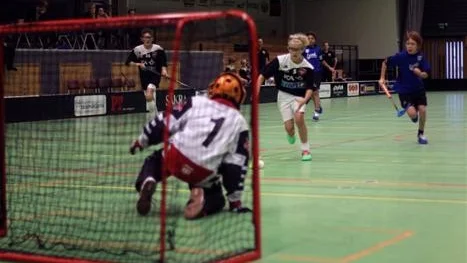 MÅLKANON. Skellefteå IBK gästade RCC för första gången och vann alla sina matcher. Alex Lindkvist (i svart) gjorde fyra mål för Skellefteå i sista matchen.