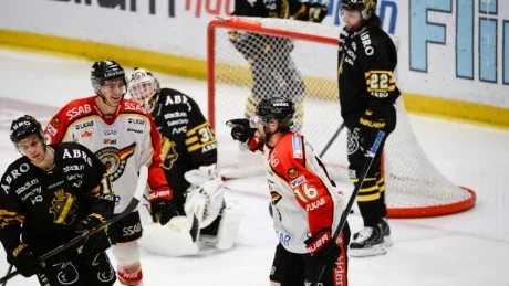 STOCKHOLM 2013-10-04
Luleås Niklas Olausson (nr 16) jublar efter sitt 1-4 mål  medans AIK:s målvakt Daniel Larsson deppar under fredagskvällens ishockeymatch i SHL mellan AIK och Luleå Hockey på Hovet i Stockholm.
Foto: Janerik Henriksson / TT / kod 10010