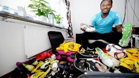 Maikanu Osman samlar in fotbollsskor och tröjor till unga spelare i Ghana.