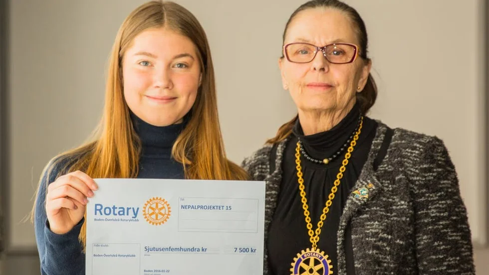 Gåva. President Marianne Stoltz överlämnar gåvan till Maja Pekkari.
