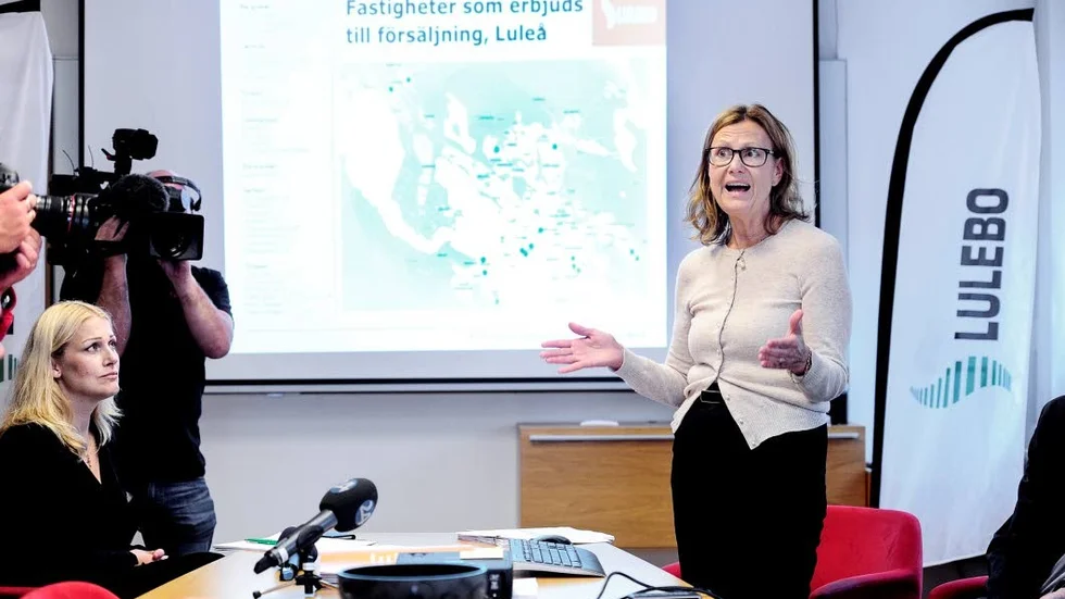 Städar om. Lulevbos nya vd Anna-Stina Nordmark Nilsson ger bolaget en ny organisation. Områdeskontoren förvinner och allt samlas till centrum. Till vänster bolagets ordförande Emma Engelmark.