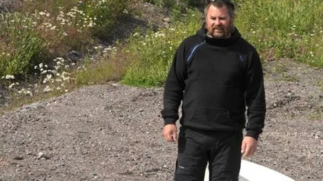 "CURBS". Toni Franz vid en av två "curbs". De ska placeras ut när man lagt ny asfalt i område om ungefär tre veckor.
