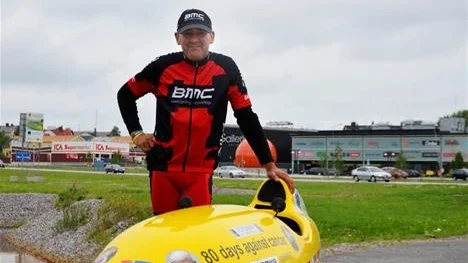 VÄLGÖRENHET. Filip Decrus långa färd med velomobilen ska dra in pengar till barncancerforskning. 8.200 euro blir det för cykelturen, men han hoppas kunna samla in upp till 12.000.