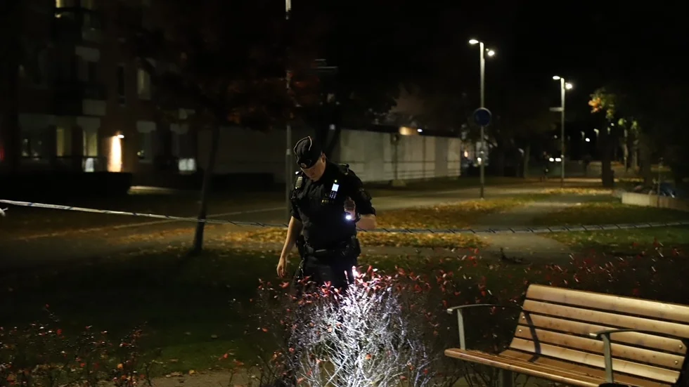 Ett stort område spärrades av under kvällen 19 october efter att en man hittats skadad av ett vasst föremål vid Gränbyskolan.