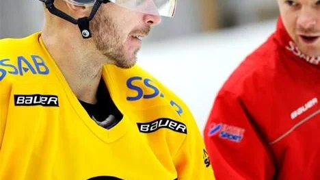 NÄRKONTAKT. Janne Sandström och målvaktstränare Daniel Henriksson i snackar på tisdagens träning.