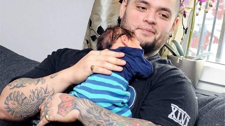 BLIR FIRAD. På söndag kan Jonathan Aquayo fira Fars dag för tredje gången. I år för första gången som tvåbarnaspappa. Här sitter han med sonen Isaak, en dryg vecka gammal ,i famen.