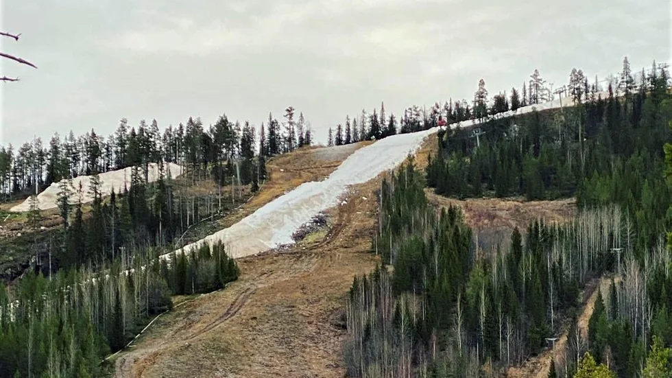 Kåbdalis skidliftar har kört ut den sparade snön från i fjol och öppnar nu för friåkning.