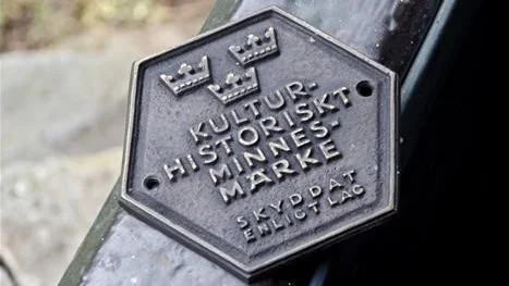NEDTAGEN. Skylten Kulturhistoriskt minnesmärke är nu nedtagen från Isakssons stuga.