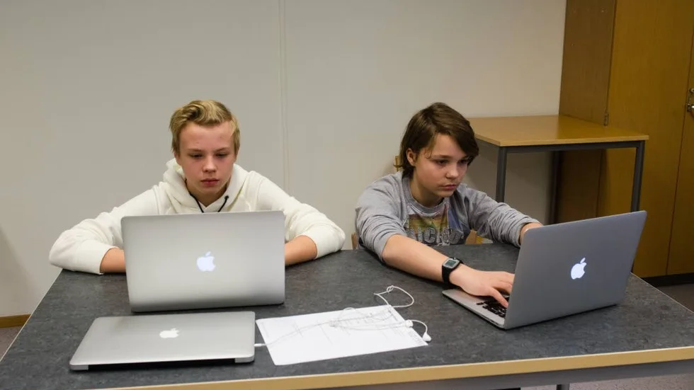 Svårjobbat. Andreas Lindström och Ludwig Sandberg brukar använda egen surfpott för att få fart på nedladdningen.