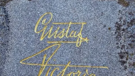 Den 11 juli 1921 skrev Gustaf V och hans hustru, drottning Victoria, sina namn på det som sedan blev kungsstenen i Öjebyn.