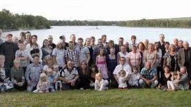 Ättlingar till Smulfholmsborna Axel och Gunnar Fransson samt  Margit Abrahamsson träffades i Arjeplog under gemytliga former. Näst  längst till vänster står Axels barnbarn Bengt-Urban, kommunalrådet och  längst till höger Arjeplogsprofilen och förre bilskolläraren Swillo  Fransson. Nästan mitt i bilden, med vitt linne, arrangören Gerd  Fransson, dotter till Axel.