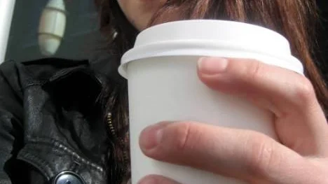 Kaffepaus i solglasögonjakten.