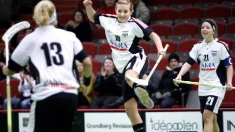 Lisa Andersson (nummer 19) och henens lagkamrater i Öjebyns damlag har redan vunnit serien, trots att en match återstår. I helgen blev det seger igen, den här gången mot K4. (Arkivbild)
