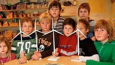 En jättestor vindkraftspark håller på att byggas i Markbygden. Vid skolan i Långträsk har eleverna därför numera vindkraft på schemat. Några av eleverna är Viktoria Johansson-Lind, Linus Lindkvist, Love Lindkvist, Isak Salomonsson, Niklas Johansson, Joel Salomonsson, Mira Kimar och Silje Stormo.