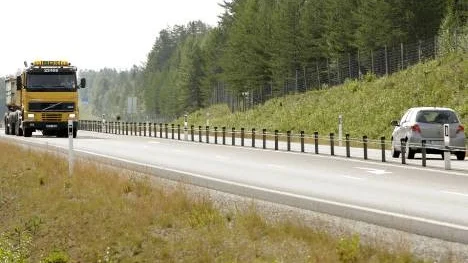 Sammanlagt tolv mil mitträcken finns på de norrbottniska vägarna, och Vägverket vill anlägga ytterligare 13 mil. Mötesolyckorna har i praktiken utraderats på de aktuella sträckorna. Däremot är de skarpa stolparna livsfarliga att köra in i för en motorcyklist.