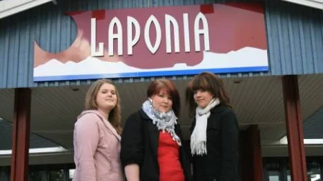 De flitiga balfixarna. Camilla Sahlström, Sofie Larsson och Sofia Eklund har jobbat hårt hela året med årets studentbal.