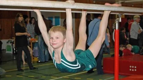 David Rumbutis, snart nio år, har tränat gymnastik så länge han kan minnas, och gör sina övningar med ett leende på läpparna.