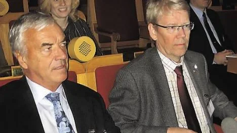 Industrin, här representerade av Erik Lindbäck, vd för Lindbäcks Bygg, vill ha en järnväg. Peter Roslund (till höger) tror dock att projektet måste finansieras av staten och inte av näringslivet.