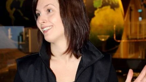 Veronica Rova, programansvarig på Teknikens hus, berätter entusiastiskt om utställningen.