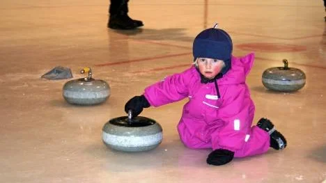 Lilla Elvira Enstrand vill nog helst åka på stenarna, än så länge.