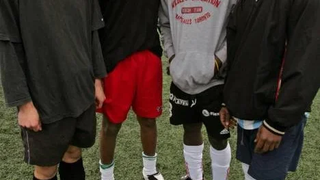 Nybyn/ÄIF 2 har internationell förstärkning på planen i år i form av Josef Raad, Yonas Haile Mariam, Ali Joula och Baboo Sisinga. "Fotboll är en hobby som kommer från hjärtat, det spelar ingen roll var man spelar", säger Baboo Sisinga.