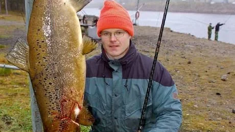 SPORTFISKARE. Den här stora laxen på drygt tio kilo fångade Mika Kopsa, Finland, i lördags morse. Lule älv är känt bland sportfiskare som en av Europas bästa laxfiskeälvar.